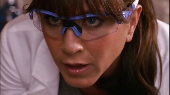 A karstā slampa ar lielām krūtīm kļūst viņai ass fucked ar viņas vīrieti