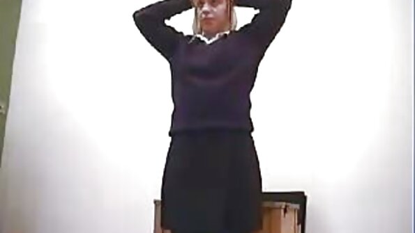 Jaukā bimbo daktere atpleš viņas incītis lūpas