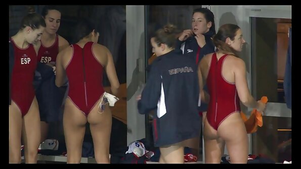 Milf atver viņas kājas, un viņa ļauj pusaudzim laizīt savu slapjo incīti