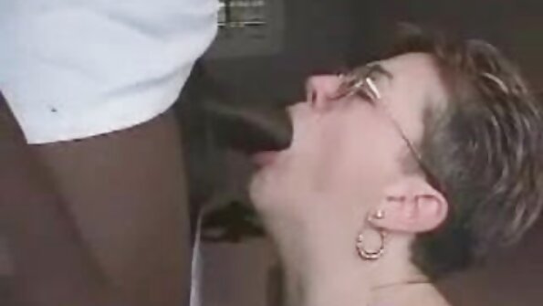 Kraukļamatains cālis, kuram patīk anālais, tiek smagi izdrāzts no aizmugures