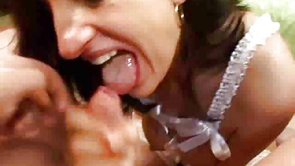 Viņai mugurā ir slaida mantiņa, un viņa tiek ierīvēta ar eļļu