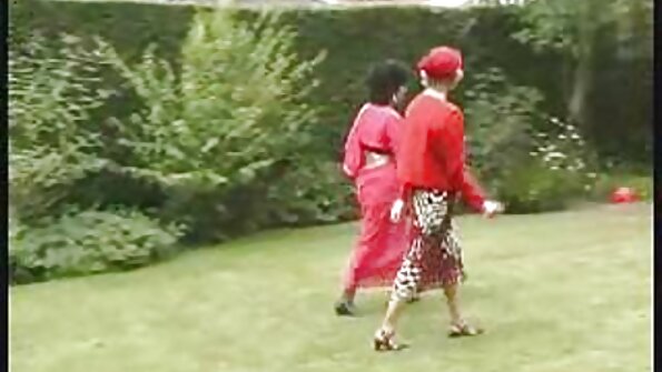 Blondīne ar zilām acīm skūpsta savu draudzeni un gailīti trijatā