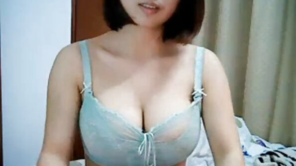 Latīņā ar pēdu fetišu uz dīvāna ieduras liels gailis