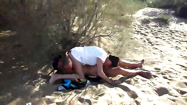 Bimbo, kas atrodas uz masāžas galda, tiek pieskarties ļoti labi