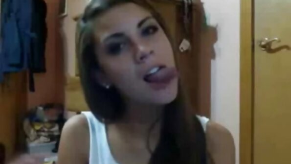 Bimbo ar lielām viltus krūtīm sēž uz cieta liela pena