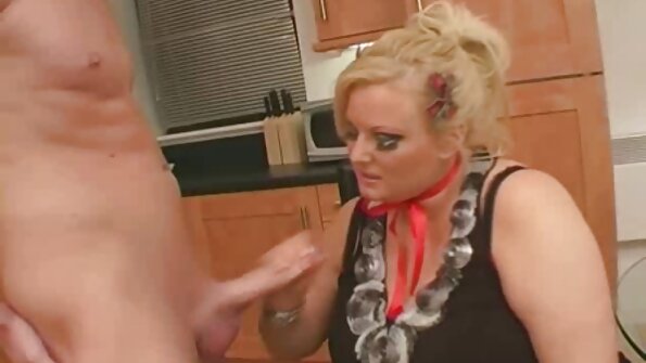 Kāda blondīne iekļūst un arī laiza uz dīvāna viņas vīrieša