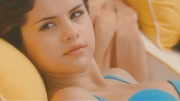 Blondīne, kurai patīk gailis, tuksnesī ievelk savu dupsi