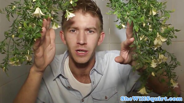 Blondīne ar lielām krūtīm tiek laizīta, un viņai tas patīk, tāpēc viņa smaida