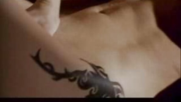 Blondīne ar mazām krūtīm un dupsi solo gultā dižojas