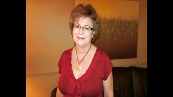 Pāris izklaidējas viens ar otru, nodarbojoties ar seksu virtuvē