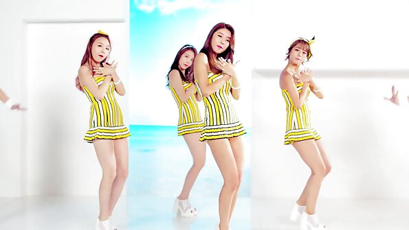 Smalks, dabīgs pusaudzis ar maziem sprauslām sēž uz pena