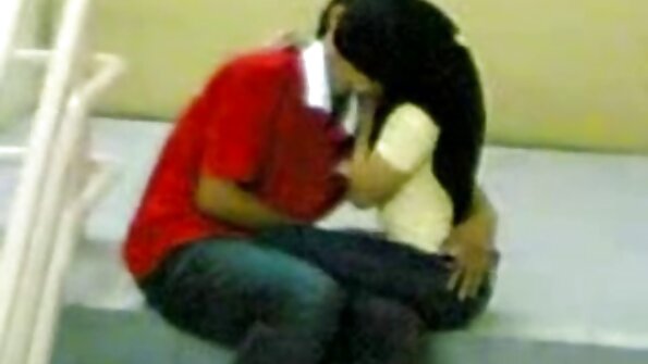 Seksīga kalpone kļūst fucked ar viņas ragveida boss uz dīvāna