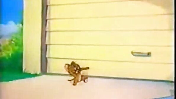 Seksīga lieta ir likt lūpas gar garas kātiņas pamatni