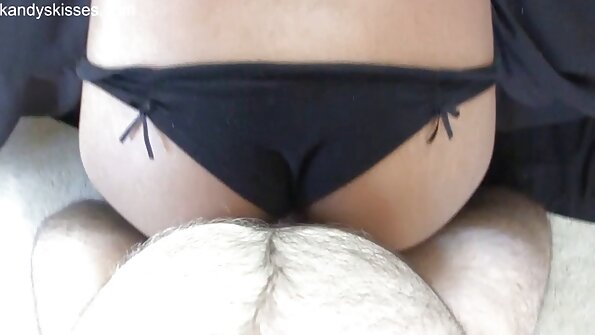 Mazs seksīgu kucīšu pāris mīl lesbietes