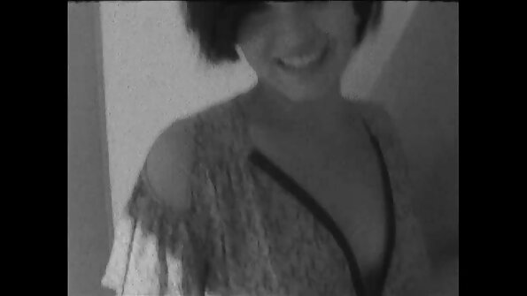 Pliks stud ir sasodīti karsts brunete cālis ar pakaļu