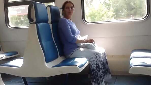 Blondīnei viņas zobu plombas tiek izkustinātas kinkajā pūšanas filmā