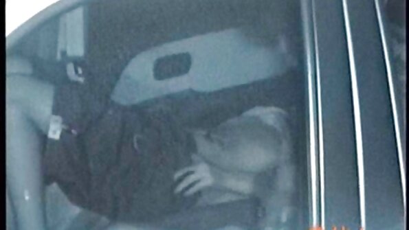 Blondīne ar mazām krūtīm ieliek peni viņas spraugā