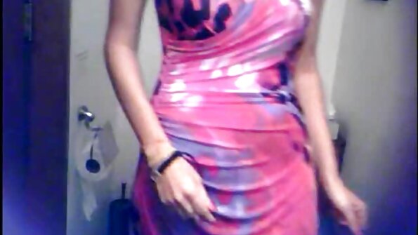 Brunete izmanto gan savas kājas, gan muti uz puiša dūriena