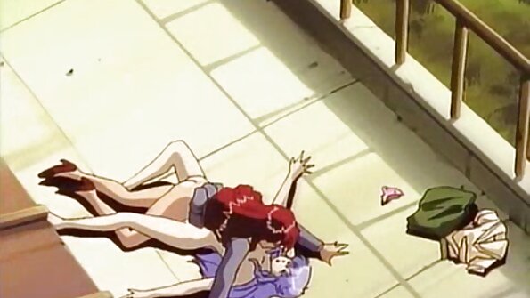 Kuce, kas mīl anālo, tiek taranēta ar seksa rotaļlietām un arī gailīti