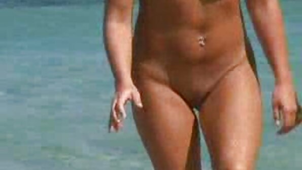 Melns puisis drāž seksīgu blondīni ar gariem, seksīgiem matiem