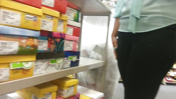 Melns puisis ar lielu cieto peni drāž karstu latīņu bruneti