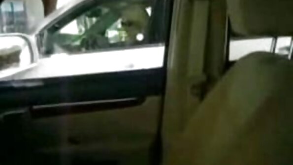 Pie baseina tiek laizīta melnmataina sieviete, kurai ir lielas krūtis