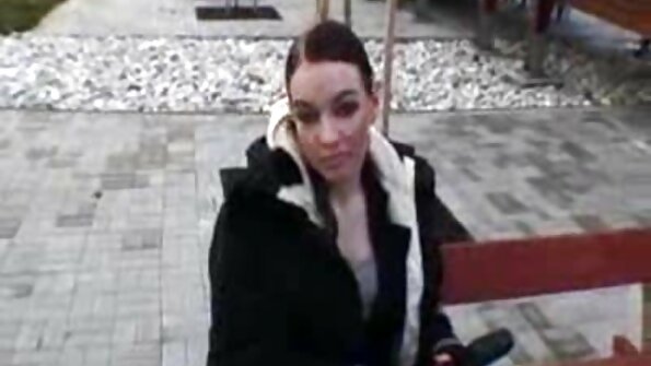 Blondīne, kas mīl anālo seksu, iegūst lielu gailīti savā seksīgajā cukurā