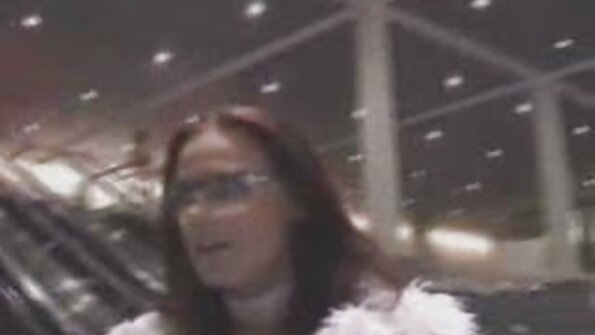 Apburošai brunetei tīnei ir vajadzīga laba spārnēšana