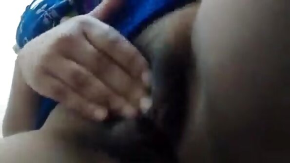 Smalka mazulīte ar lielām dabīgām krūtīm ķircina savu karsto roku