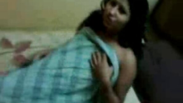 Jauka blondīne ar karstu smaidu ķircina savas slapjās cukurās lūpas solo