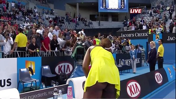 Pievilcīgs cālis brauc ar milzīgu kalsna spāņu zēna dzimumlocekli