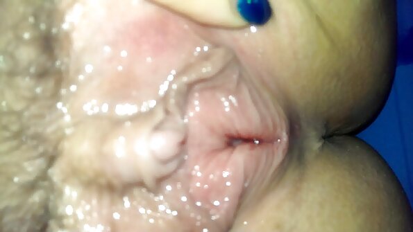 Seksīga brunete ar skaistu augumu tiek izdrāzta trijatā