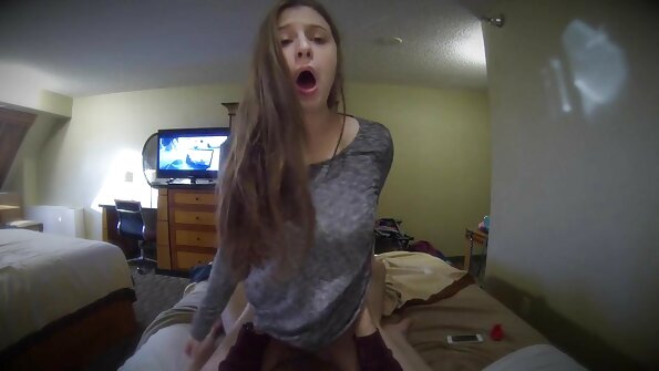 Seksīga slampa ar sīkām krūtīm jūt gailīti savā slapjā incītī