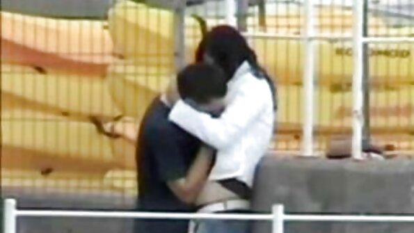 Gara auguma cāli kļūst topless, un viņa saplēš zeķes