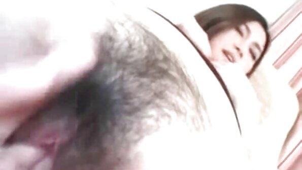 Pusaudžu melna cāli, kurai ir lielas krūtis, viņas seja smīdina