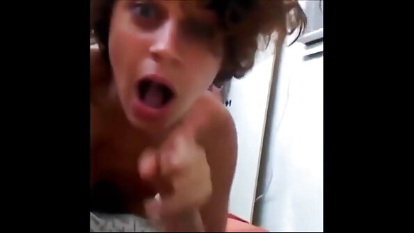 Sieviete, kurai ir milzīgs dupsis, ir liela anālā iespiešanās cienītāja