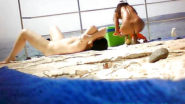 Skaista meitene saņem aptuvenu divkāršu iespiešanos no diviem džekiem