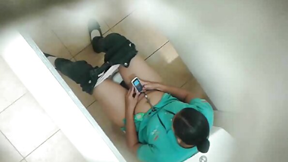 Liela pakaļa sieviete, kurai ir lielas krūtis, saņem divus lielus penus