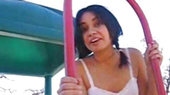 Virsū ir bimbo ar milzīgām krūtīm, kas jāj kā govju meitene