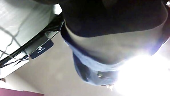 Melnādainu meiteni ar mazu augumu drāž ļoti liels čalis