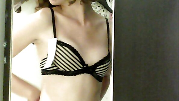 Blondīne maigiņa dabū kājas un laiza savu jauko incīti