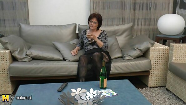 Blondīne, kurai patīk anālais sekss, tiek izdrāzta trijatā