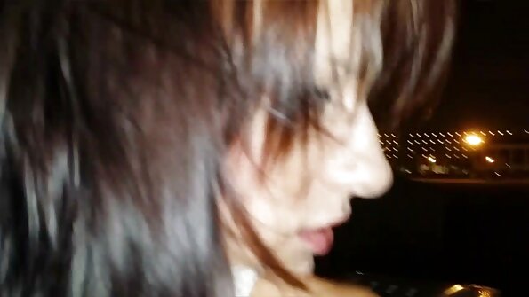 Blondīne ar skaistu incīti ļoti dziļi iekļūst