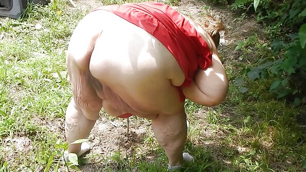 Blondīne ar seksīgu augumu un skaistām krūtīm dara karstu darbu