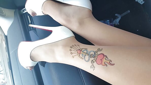 Blondīne ar milzīgām krūtīm smagi izdrāž savu slapjo incīti