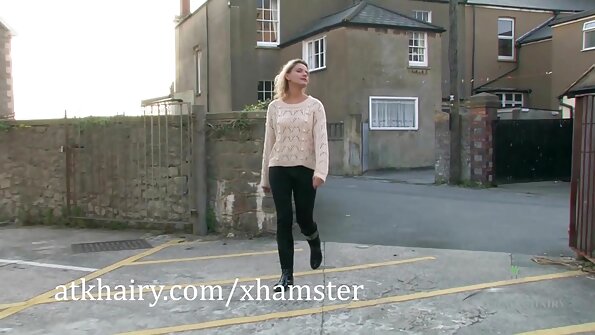 Burvīga blondīne pie kamīna spēlējas ar dildo