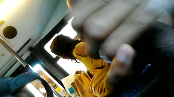 Amatiere ar glītu seju demonstrē, kā viņas mēle dara penis