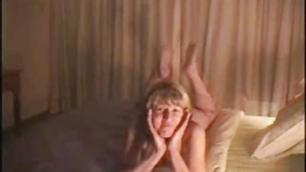 Seksīga amatieru meitene, kurai ir salds dupsis, tiek fucked uz gultas