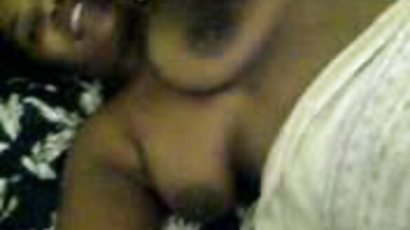 Seksīga mazuļu grupa zīž peni un laiza incīti