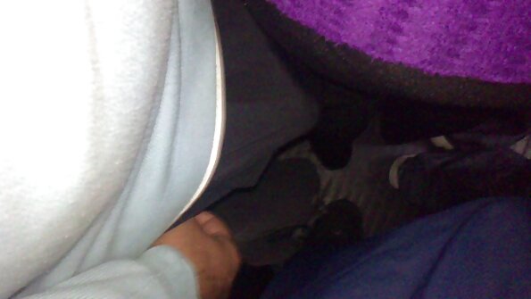 Skaistums ar lieliskām krūtīm tiek dauzīts uz melnā ādas dīvāna